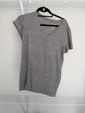 Universal Thread Heather Gray V-Neck Short Sleeve Tee